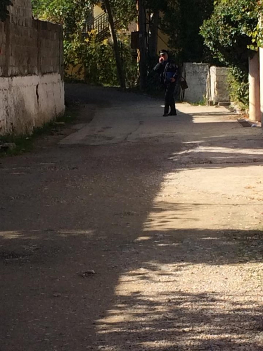 FOTO LAJM/ Kërcënohet aktivisti anti-Rama, polici i hyn në shtëpi pa mandat