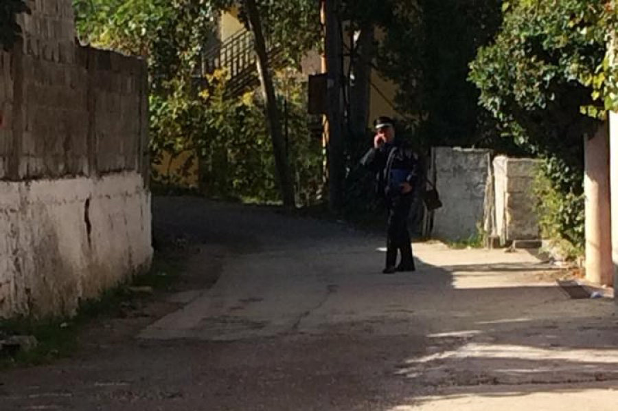 FOTO LAJM/ Kërcënohet aktivisti anti-Rama, polici i hyn në shtëpi pa mandat