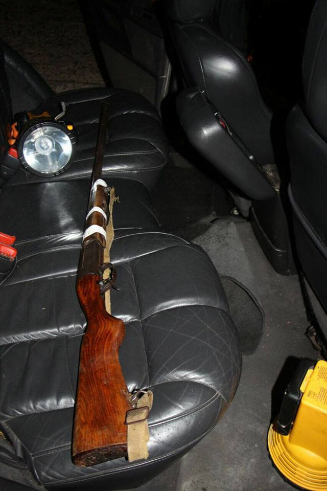 FOTO GALERI/ Lezhë, pranga dy të rinjve, ju bllokohen pushkë, pistoletë e drogë në makinë