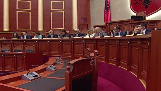 IRONIA THERESE/ Kryemadhi – Ramës: Ti je “motra” e madhe dhe ke edhe “13 motra” të tjera