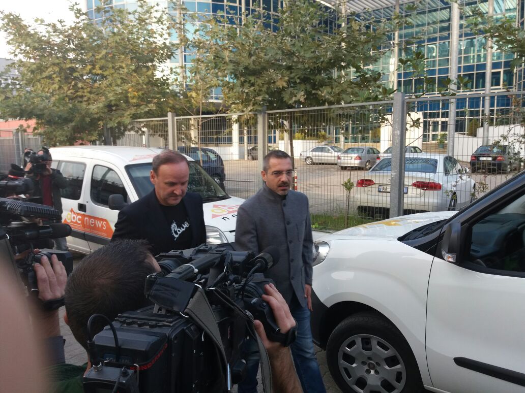 VIDEO/ Përfundon pas dy orë e gjysmë “shtrydhja”, Saimir Tahiri falënderon prokurorët