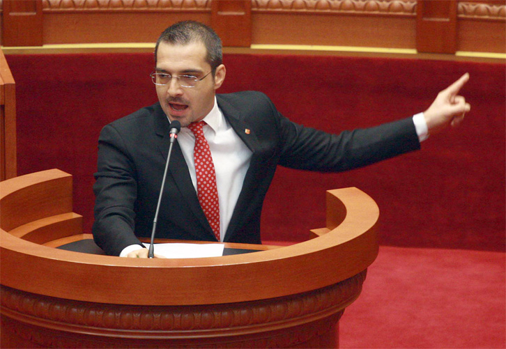 MESAZHI/ Saimir Tahiri bën “trimin”, pret të vendosë drejtësia