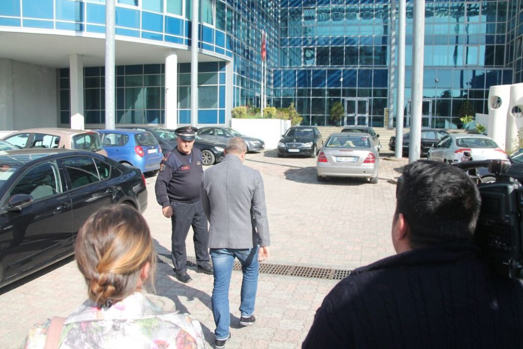 VIDEO/ Përfundon pas dy orë e gjysmë “shtrydhja”, Saimir Tahiri falënderon prokurorët