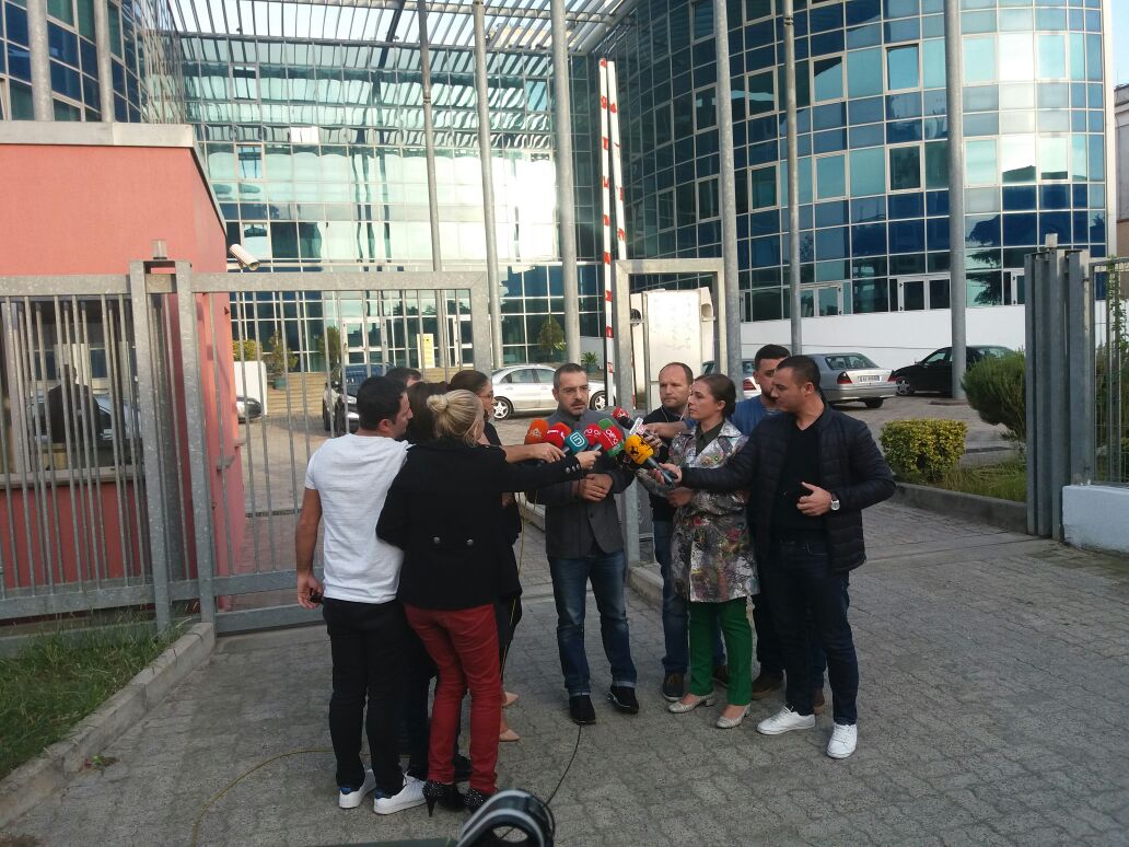 VIDEO/ Përfundon pas dy orë e gjysmë “shtrydhja”, Saimir Tahiri falënderon prokurorët