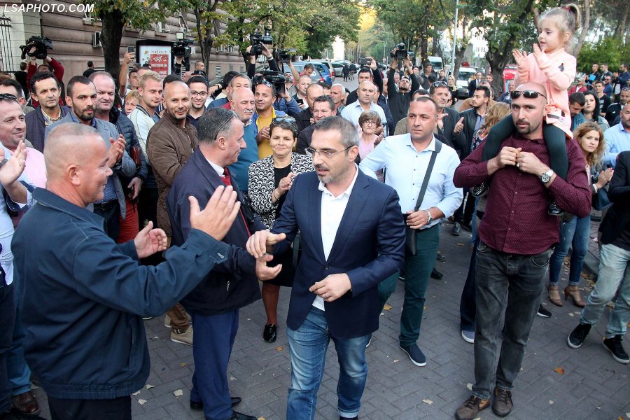 VIDEO/ Plas histerizmi neveritës te Kryesia e Kuvendit, “mbështetësit” gati ti puthin këmbët Saimir Tahirit