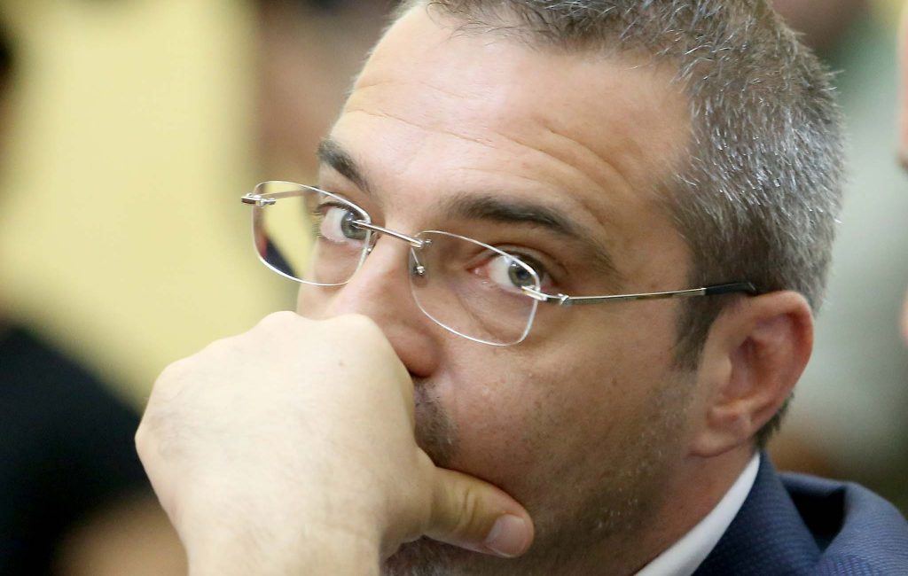 FOTO/ Prokurorët mbërrijnë për kontroll në shtëpinë e Saimir Tahirit