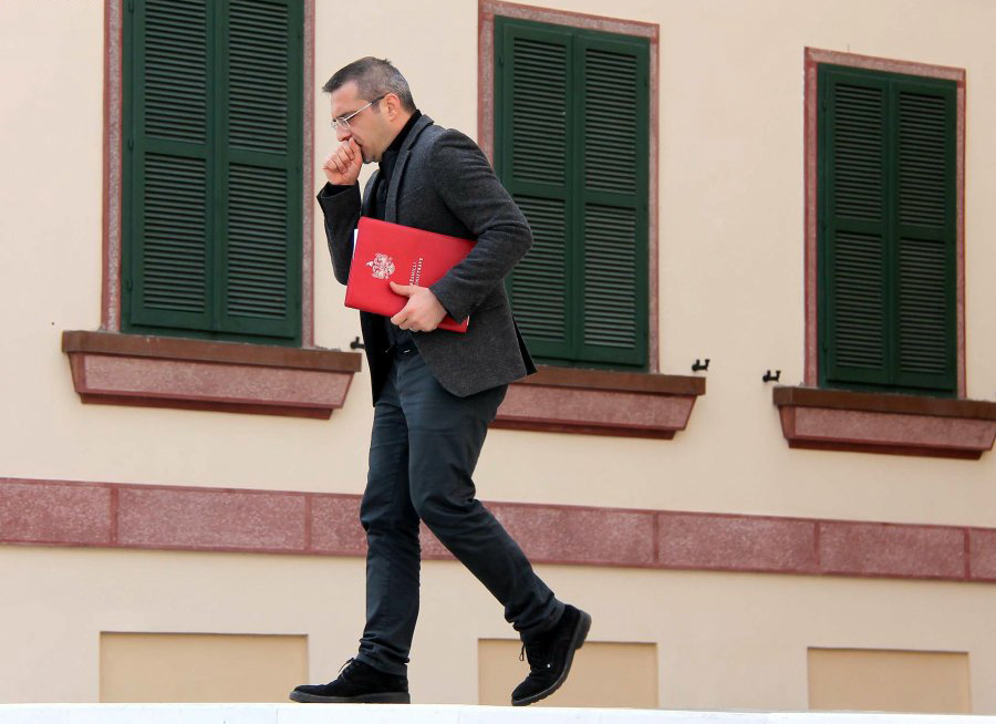 FOTO/ Prokurorët mbërrijnë për kontroll në shtëpinë e Saimir Tahirit