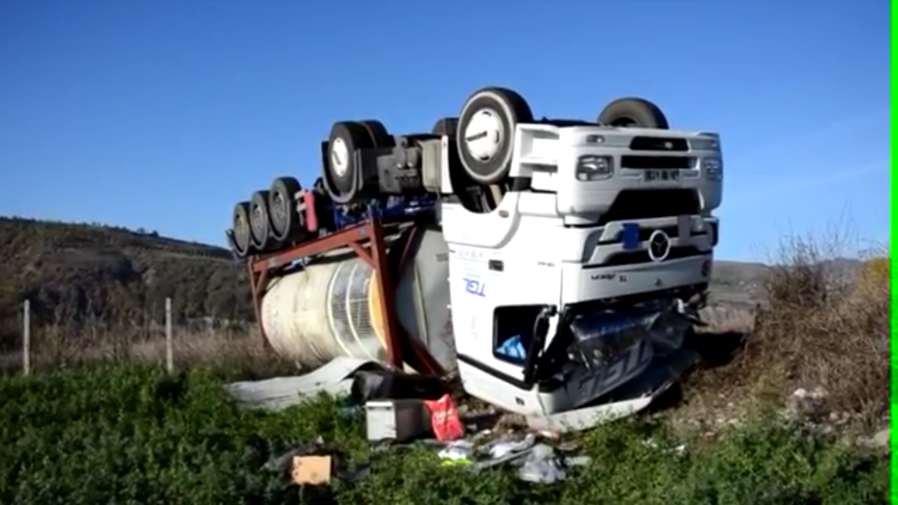 VIDEO/ Gramsh, traileri del nga rruga dhe kthehet përmbys, plagoset shoferi turk