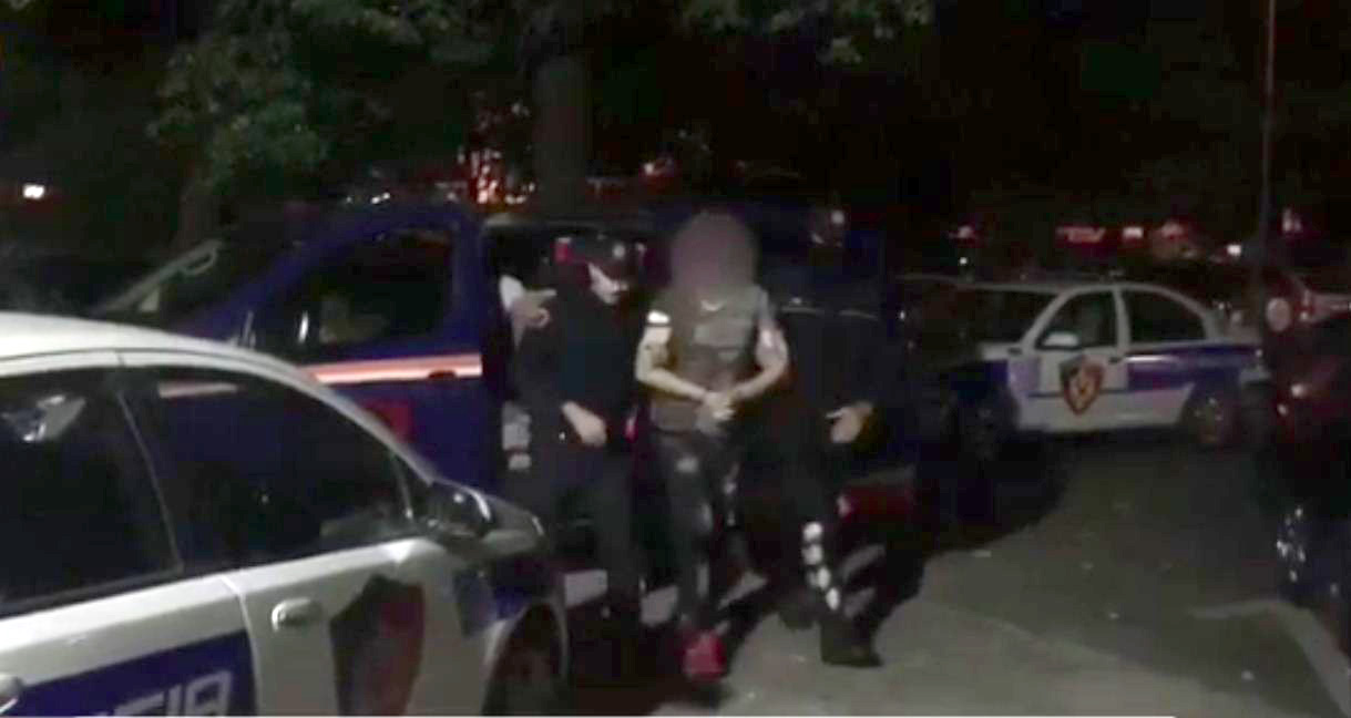 VIDEO & EMRA/ Shkodër, arrestohet “shitësi” i drogës, “e tradhtoi” klienti – I gjenden edhe armë e municione