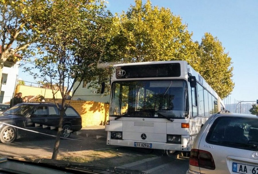 FOTO/ Tiranë, autobusi i linjës aksidentin për vdekje të moshuarën