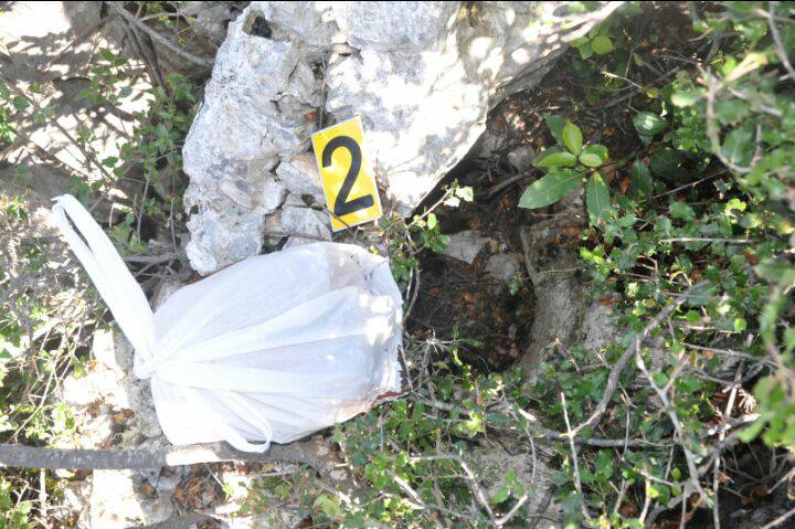 FOTO GALERI/ Sarandë, gjenden 6 kg tritol mes shkëmbinjve e shkurreve