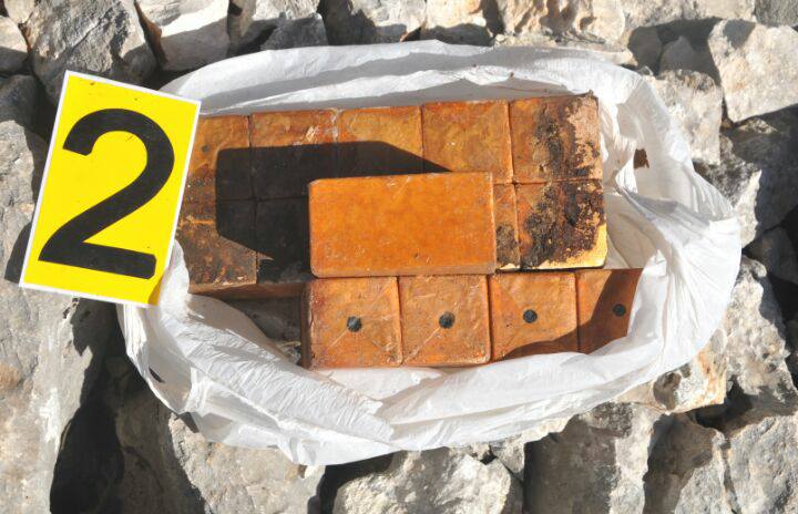 FOTO GALERI/ Sarandë, gjenden 6 kg tritol mes shkëmbinjve e shkurreve