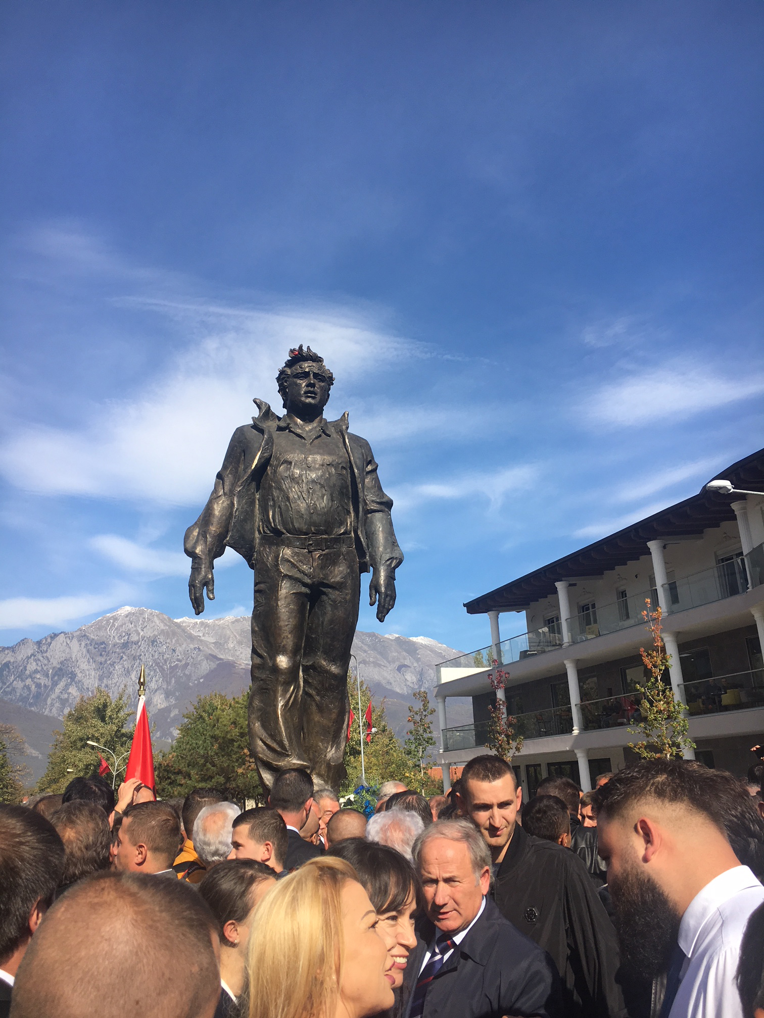 VIDEO & FOTO GALERI/ Tropojë, përurohet shtatorja – Azem Hajdari bashkon opozitën