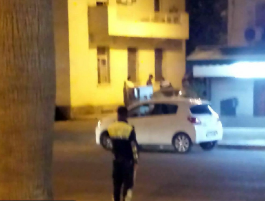 FOTO/ Tiranë, tmerr në rrugë, burri godet me tullë në kokë 3 vajza