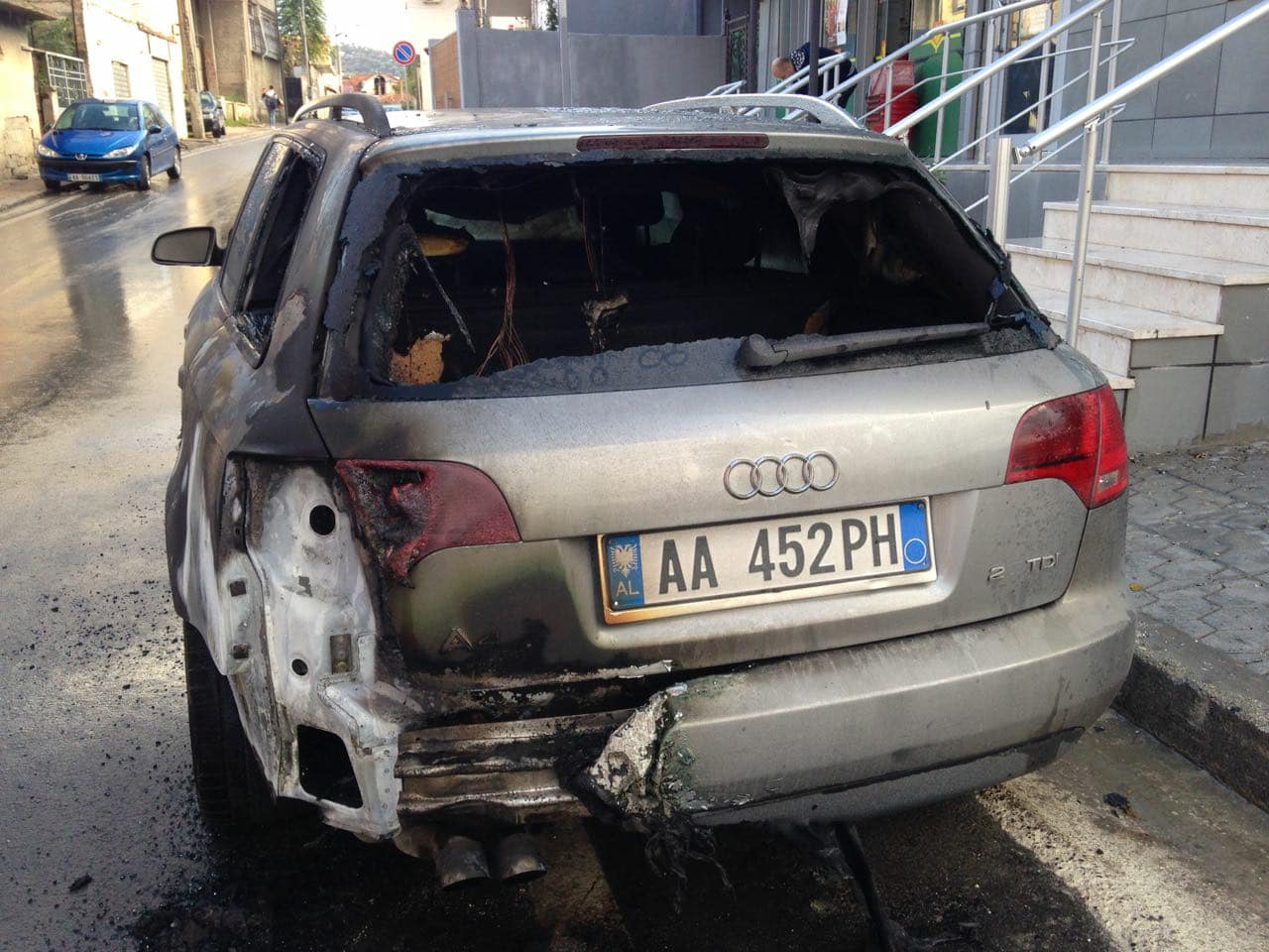 VIDEO & FOTO GALERI/ Vlorë, digjet “Audi” luksoz para Bashkisë, ja kujt i përket