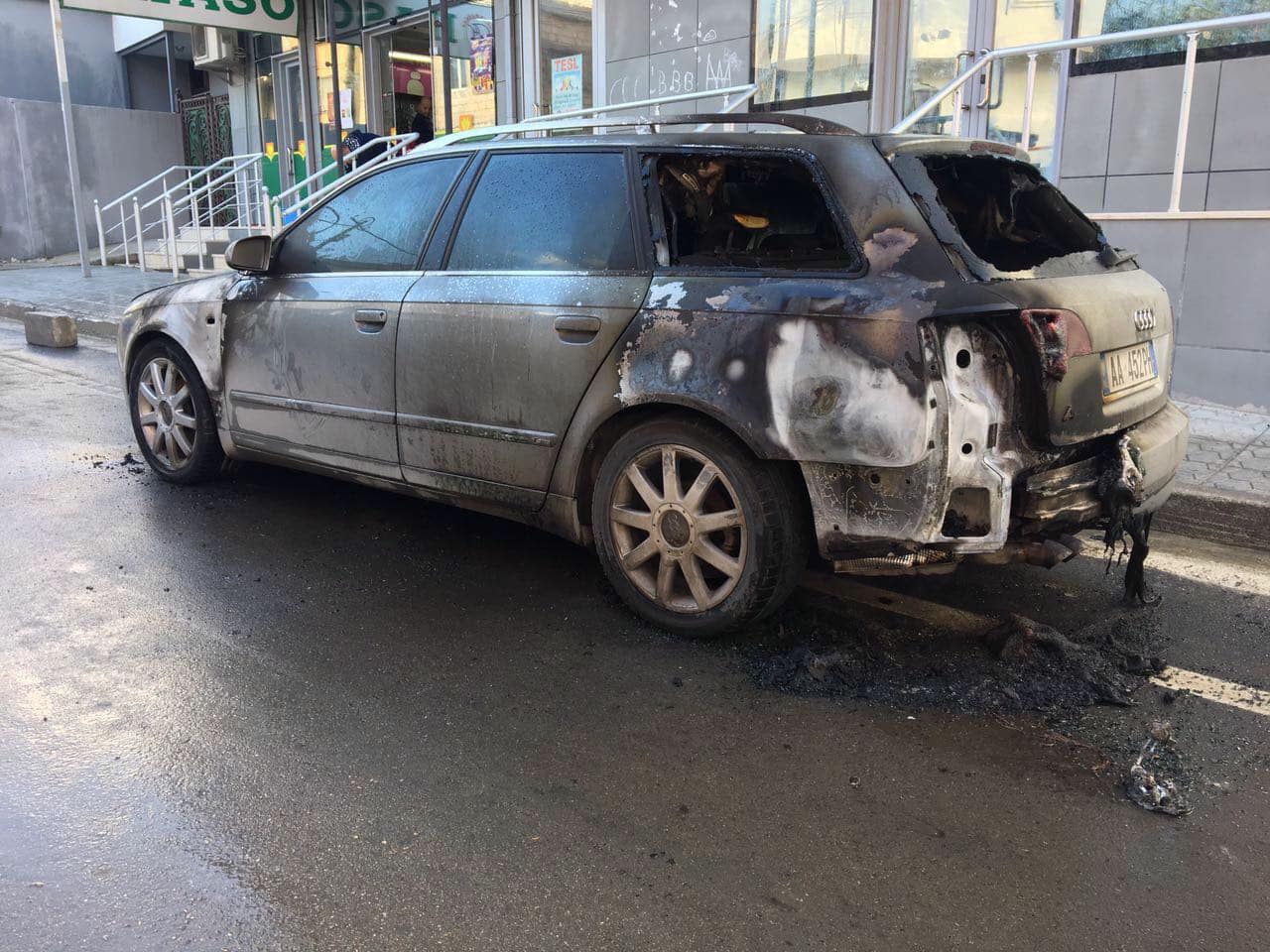 VIDEO & FOTO GALERI/ Vlorë, digjet “Audi” luksoz para Bashkisë, ja kujt i përket