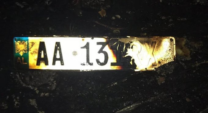 FOTO/ Vlorë, shkrumbohet makina e një 30-vjeçari