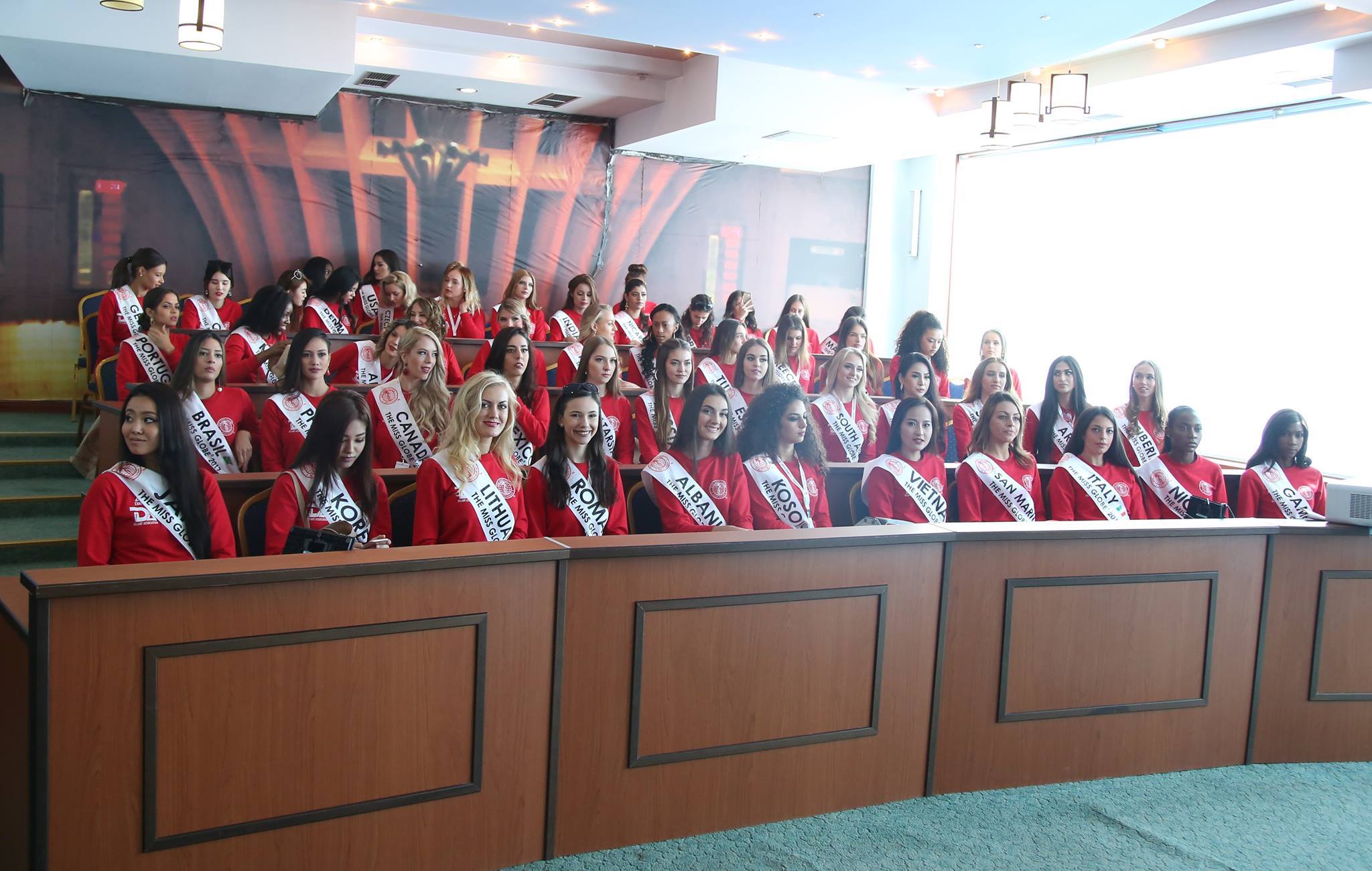 FOTO GALERI/ Kamza pushtohet nga 56 misset nga e gjithë bota