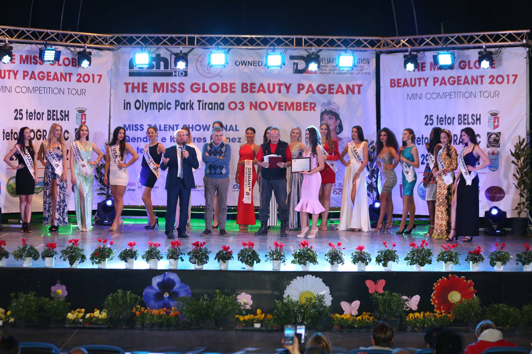 FOTO GALERI/ Kamza pushtohet nga 56 misset nga e gjithë bota