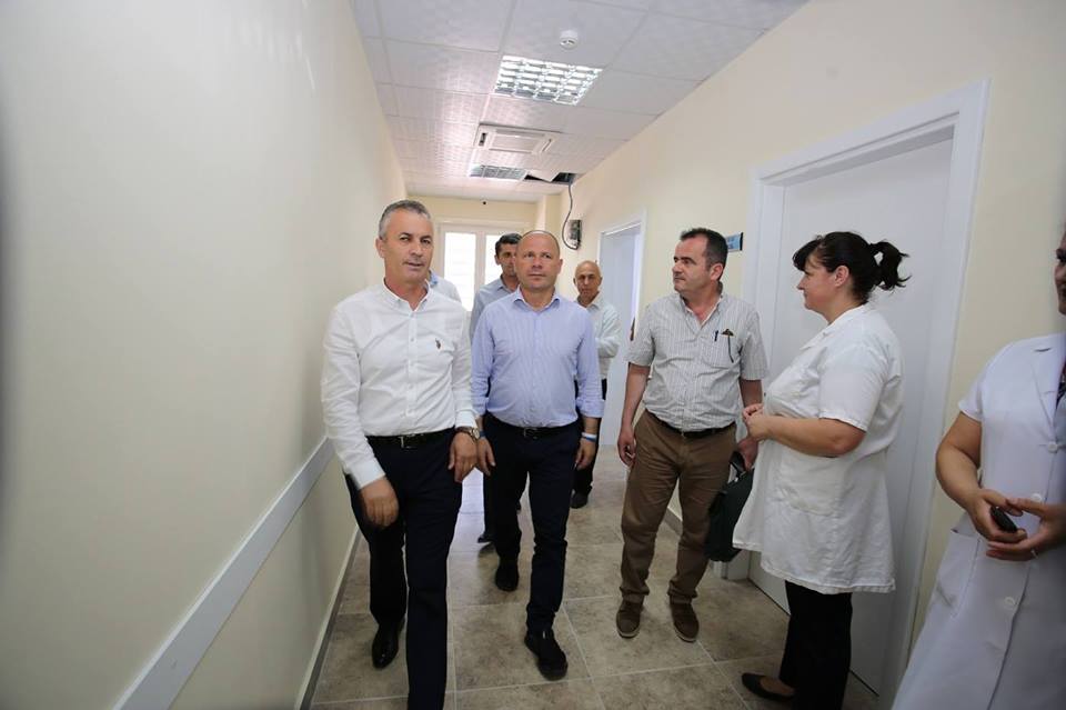 FOTO GALERI/ Kamëz, Edi Rama ri-inauguron Qendrën Shëndetësore, të inaugurua me parë nga Xhelal Mziu