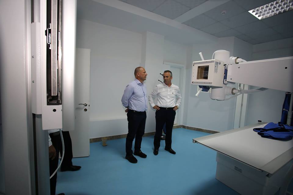 FOTO GALERI/ Kamëz, Edi Rama ri-inauguron Qendrën Shëndetësore, të inaugurua me parë nga Xhelal Mziu