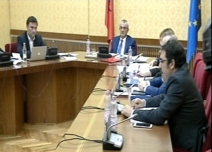 Avokati i Tahirit kërkon tre ditë kohë për mbrojtjen, Alibeaj: Për të prishur provat?!