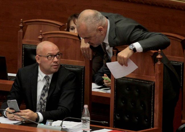 Manjani i përgjigjet postimit të Ramës: Nëse nuk ikën vetë, do rrëzohesh me turp o shef droge