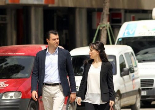 FOTO/ Lulzim Basha i largohet Tiranës, ja ku ndodhet ai me bashkëshorten