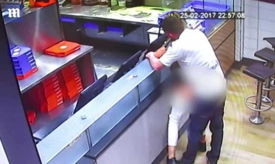 VIDEO/ Porosisin një picë në fast-food, dhe përfundojnë duke bërë seks në banak