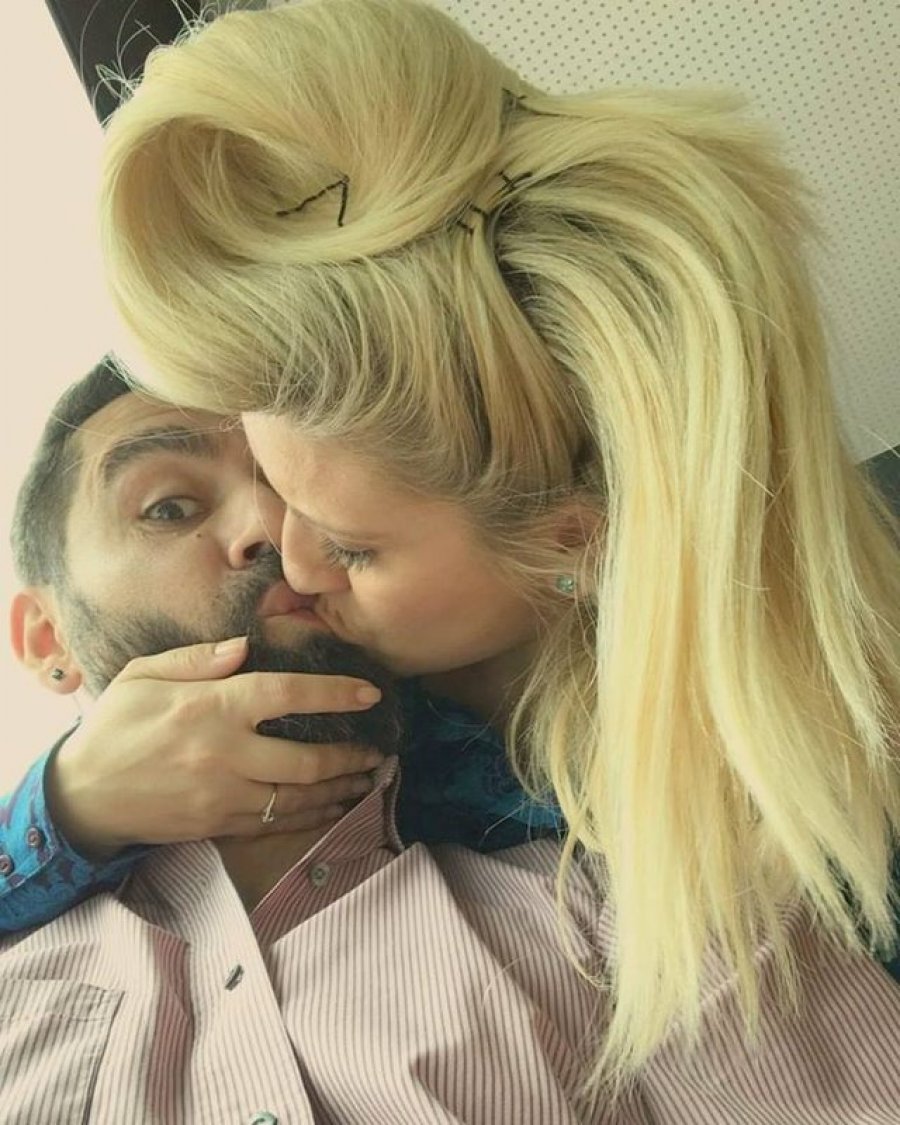 E martuar prej vitesh por Julka Gramo na çuditi me statusin e saj në facebook