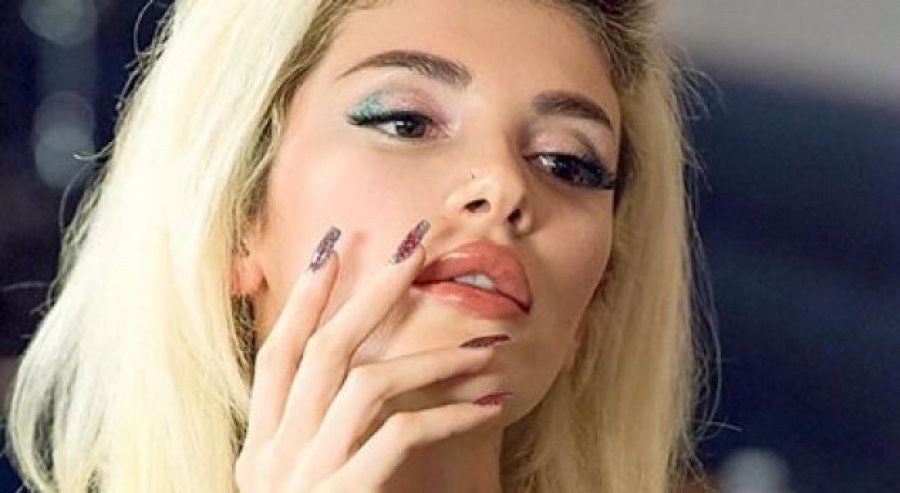 FOTO/ Era Istrefi shokon me guximin e saj, mbulon gjoksin me dy penisë gjigandë