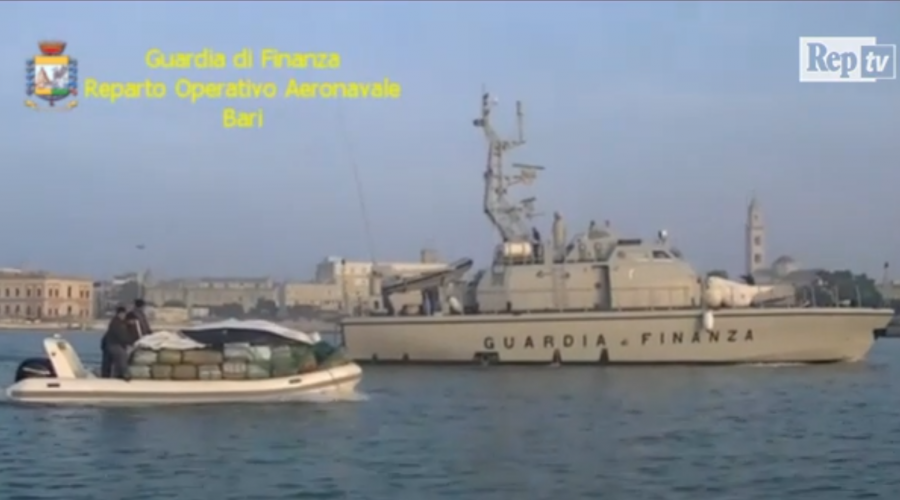 VIDEO/ Bari, sekuestrohet gomonia me 1.5 ton drogë, dy shoferët shqiptarë në pranga