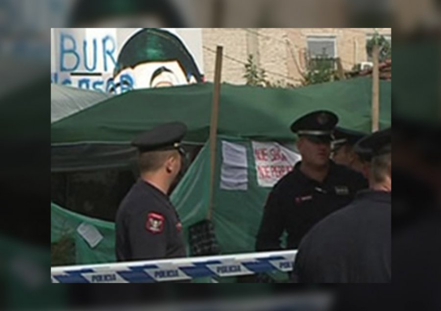 Policia ndalon ish-të përndjekurit të futen në grevë urie