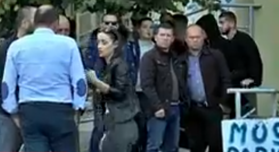 VIDEO/ Simpatizantët rrethojnë shtëpinë e Saimir Tahirit, mes tyre edhe efektivë policie