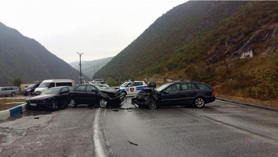 VIDEO/ Fier, përplasen tre automjete, shoferi ngec brenda makinës