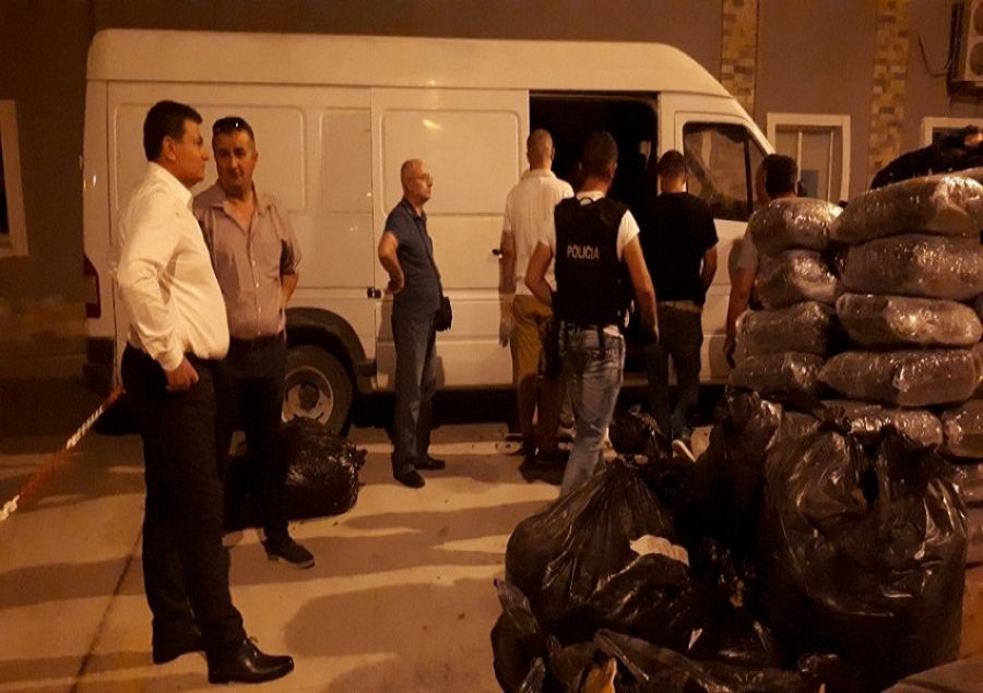 EMRI/ U arrestua për më shumë se 5 ton drogë, Gjykata e Vlorës e lë të lirë