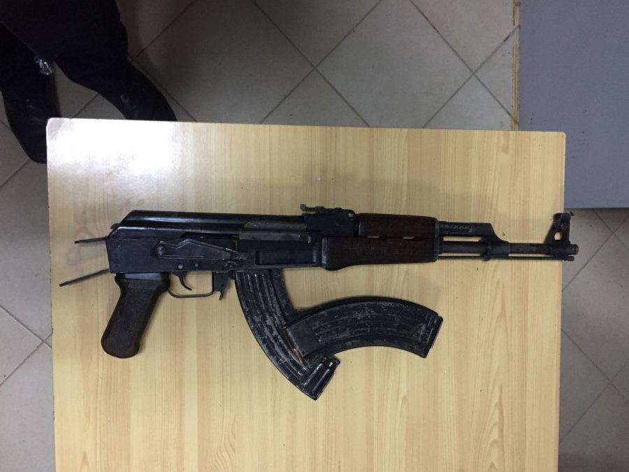 EMRI/ Dibër, arsenal armësh në banesë, arrestohet 40 vjeçari