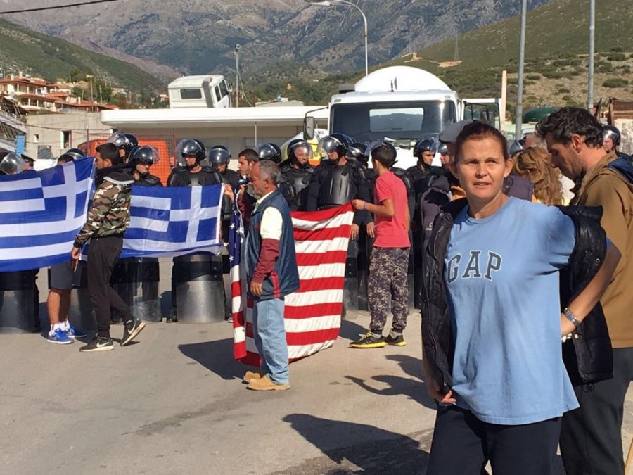 FOTO/ Himarë, nis shembja e banesave, banorët dalin me flamuj në dorë