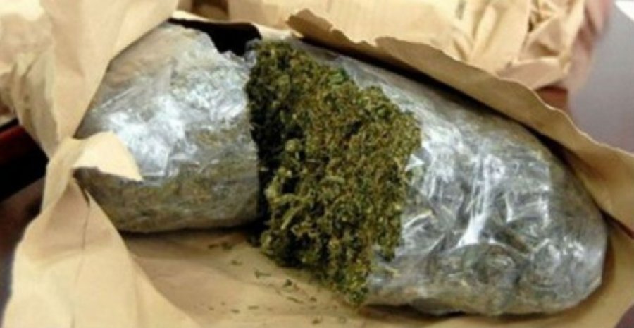 Hodhi kanabisin e kalbur poshtë urës, policia gjen dhe arreston poseduesin