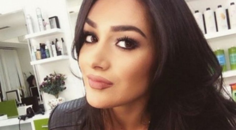 FOTO/ Klea Huta provokon, pamje nga shtrati