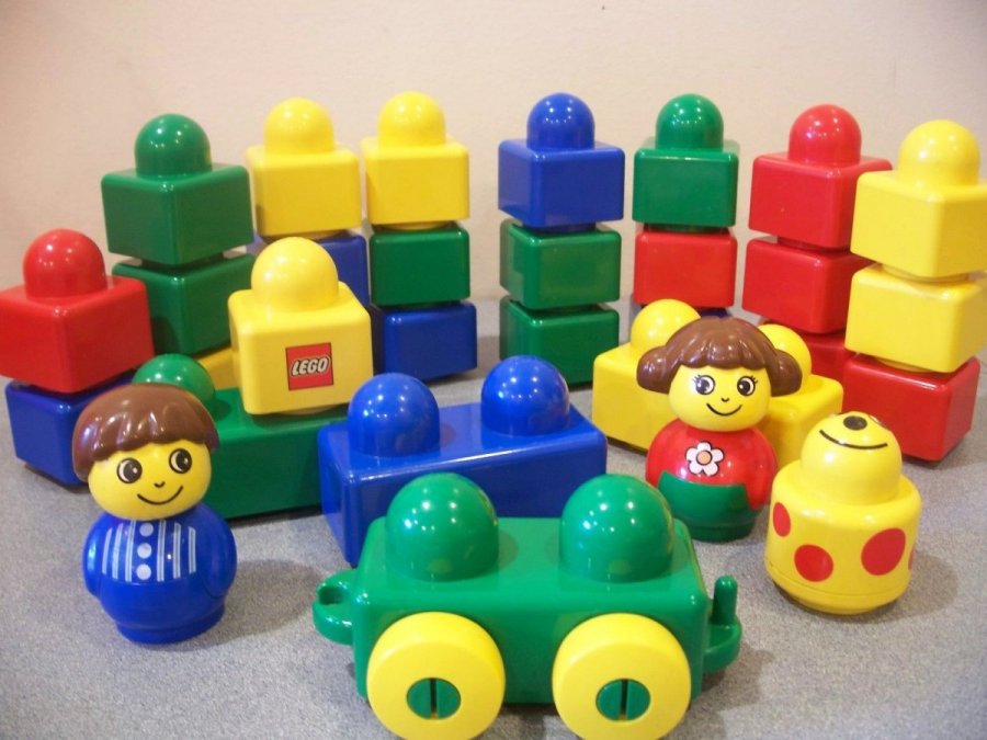 Hodhi të dashurën nga dritarja, shqiptari improvizon skenën e gjyqit me lodra fëmijësh