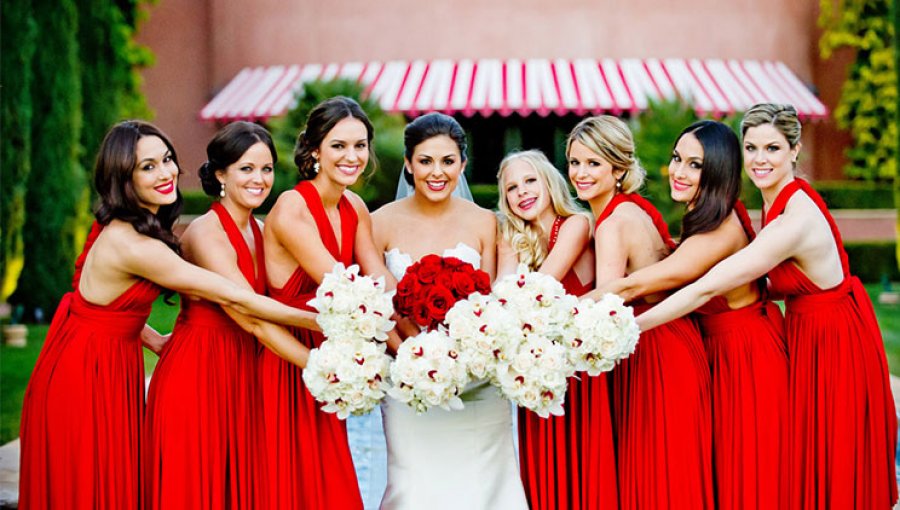 Përse shoqërueset e nuses duhet të veshin të njëjtin fustan gjatë dasmës