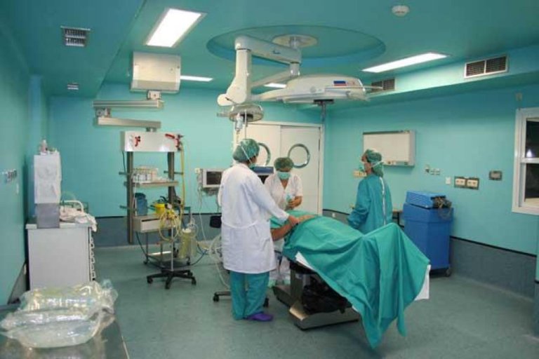 Shkoi në spital me dhimbje barku, por çfarë i gjetën mjekët vajzës në vaginë