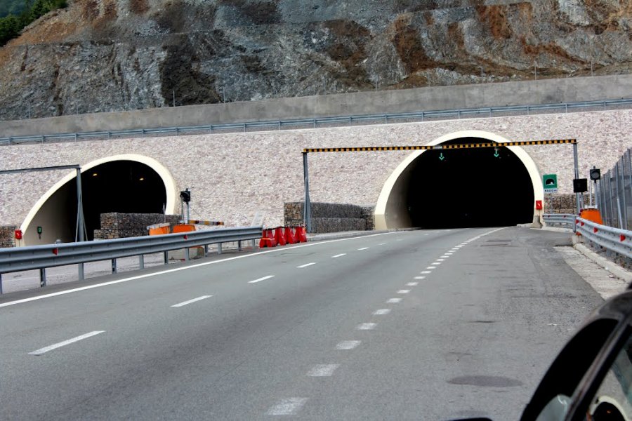 Bllokohet tuneli i Kalimashit, kalimtarët shohin tym