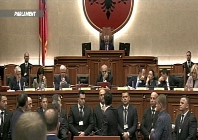 Sherr në Kuvend, Ruçi i pret fjalën Rama fyen Berishën, opozita mblidhet në foltore