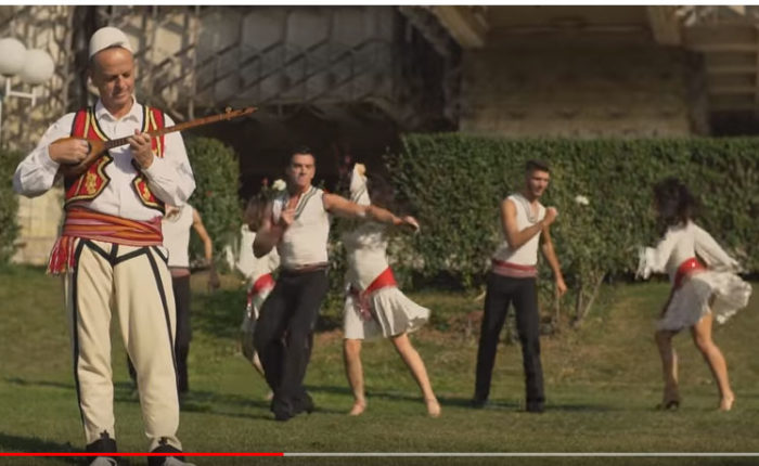 VIDEO/ Dëgjoni versionin e “Despacito” në shqip me çifteli