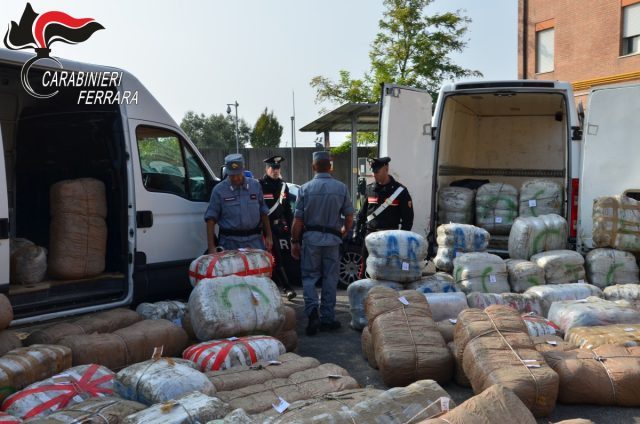 FOTO/ Itali sekuestrohen 2 ton drogë, në pranga korrieri shqiptar