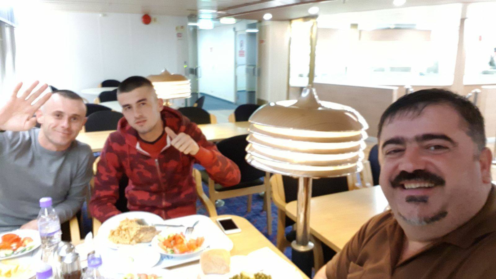 FOTO/Eduard Ndocaj mohon ndalimin: Jam në traget