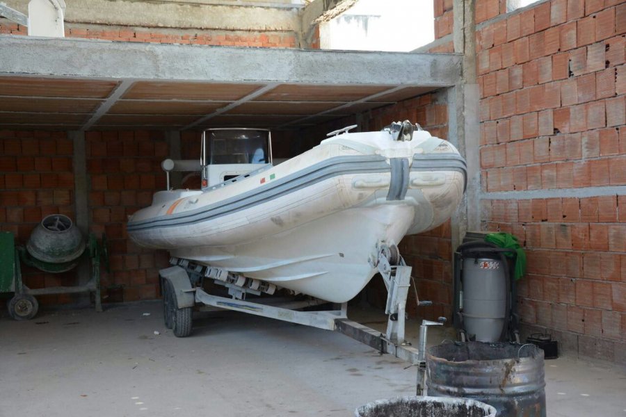 E PAIMAGJINUESHME/ Arrestohet roja, ia pa dhe nuk tregon hajdutët e gomones