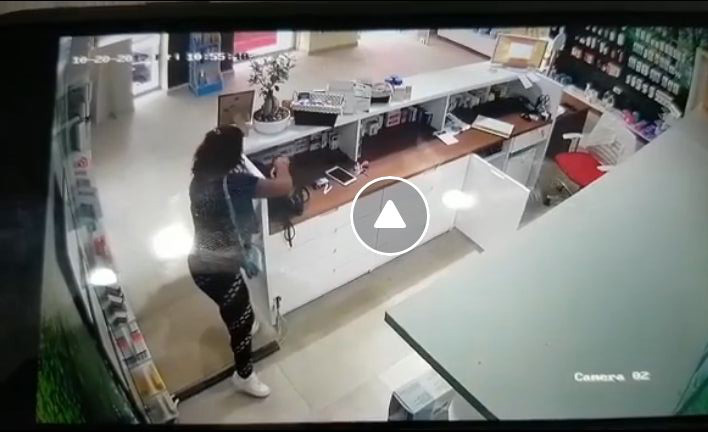 VIDEO/ Shihni si një vajzë vjedh portofolin në çantën e farmacistes